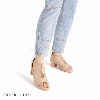 Sandálias nude com decorações redondas e calças de ganga claras