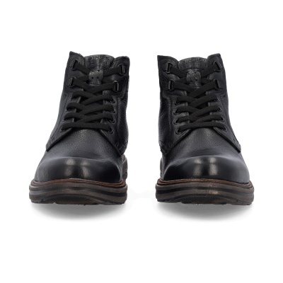 Botas pretas de couro com atacadores e sola castanha vistas de frente