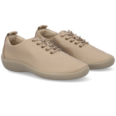 Sapatos bege casuais com atacadores em fundo branco