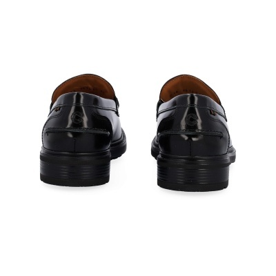 Sapatos pretos de couro vista traseira