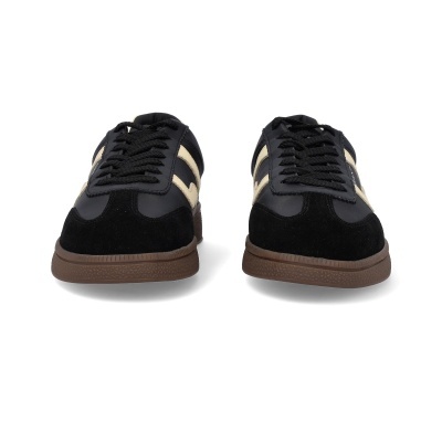 Par de sapatilhas pretas com riscas bejes e sola castanha.