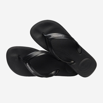 Chinelos pretos Havaianas com logotipo nas alças e sola texturada
