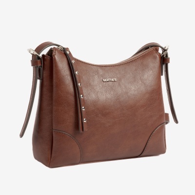 Mala castanha de ombro em material imitação pele com tachas e fecho de zip