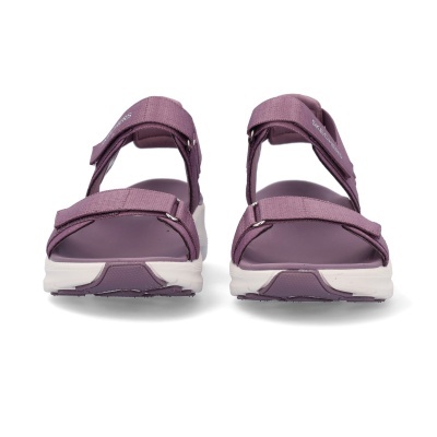 Sandálias Skechers roxas com tiras em tecido e sola branca.