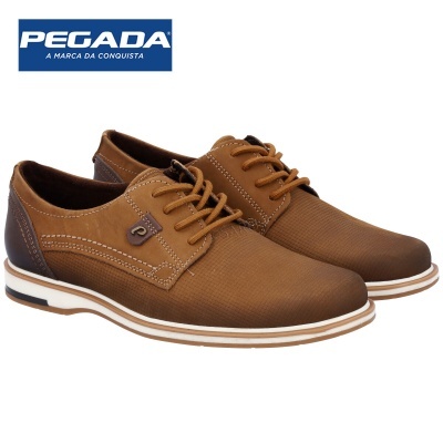 Sapatos masculinos castanhos Pegada com sola branca e atacadores