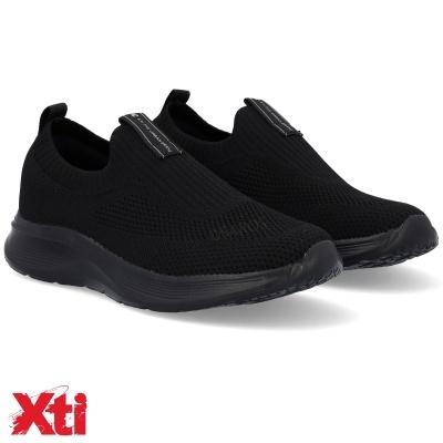 Ténis pretos slip-on de malha com sola preta e etiqueta na língua