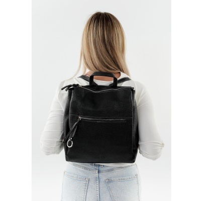 Mochila preta de couro com fecho prateado vista das costas