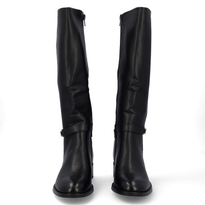 Par de botas pretas altas de pele sintética com fecho lateral e fivela decorativa.