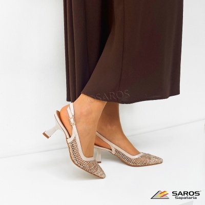 Sapatos de salto médio creme com padrão de malha e tiras ajustáveis