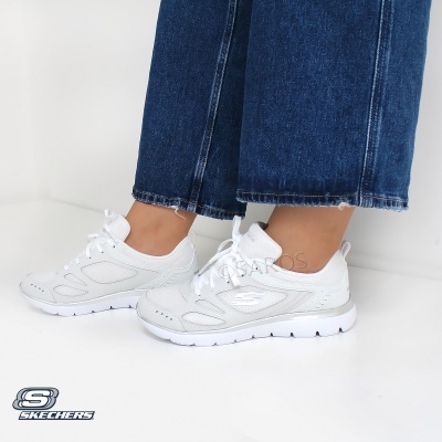 Ténis brancos Skechers com sola espessa usados com calças de ganga