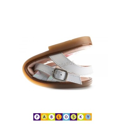 Sandália branca para bebé com sola castanha e fivela metálica prateada