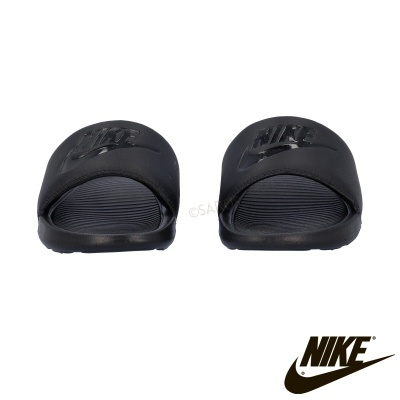 Chinelos Nike Slide pretos com logo em relevo