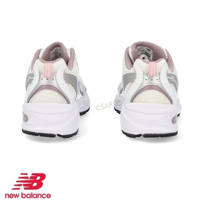 Sapatilhas New Balance femininas brancas com detalhes rosa e cinza vistas de trás
