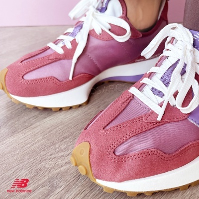 Ténis rosa e lilás New Balance com atacadores brancos e sola castanha