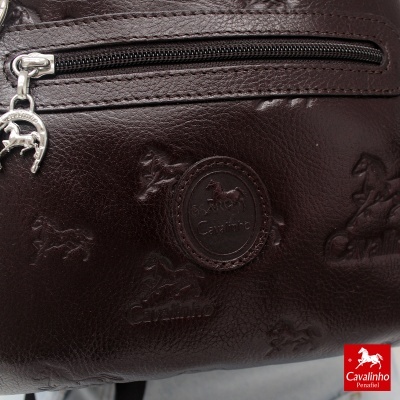 Bolsa de pele castanha com estampas de cavalos e fecho de zíper com pendente metálico