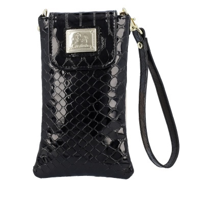 Bolsa preta pequena com textura brilhante e placa metálica Carvalhinhos