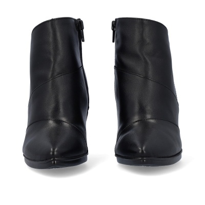 Par de botins pretos em material semelhante a pele com fecho lateral