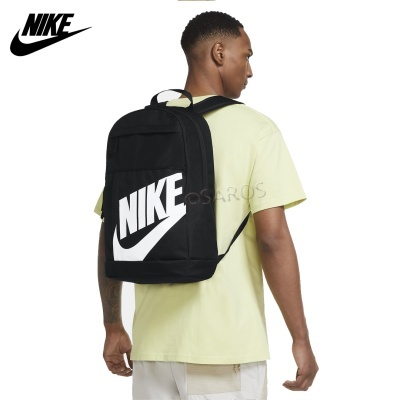 Mochila preta Nike com logo branco grande na frente usada por pessoa de costas