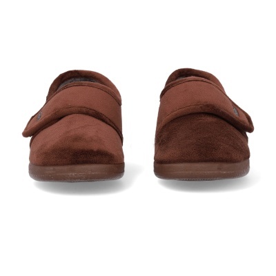 Pantufas castanhas em tecido com sola em borracha e fecho de velcro