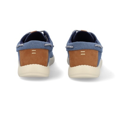 Ténis de lona azul com detalhes castanhos e sola branca vistos de trás