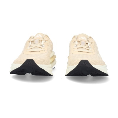 Par de sapatilhas bege com sola branca e preta vistas de frente