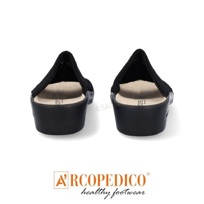 Sapatos pretos Arcopedico vistos de trás, com sola preta e interior bege