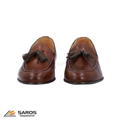 Sapatos masculinos castanhos de couro com franjas
