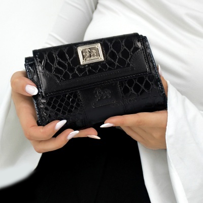 Carteira preta com padrão imitação de crocodilo e placa metálica prateada
