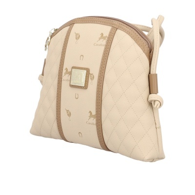 Mala de mão bege claro com padrão acolchoado e detalhes estampados, fecho zipper e placa metálica quadrada.