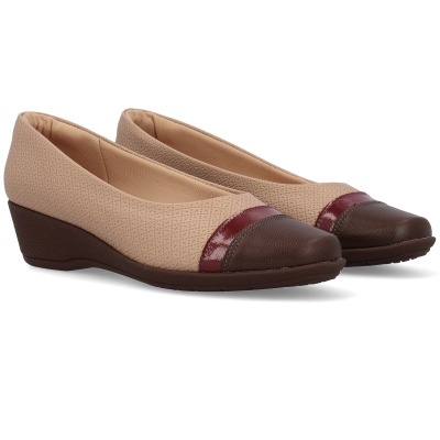 Sapatos femininos cunha bege e castanho com detalhe vinho