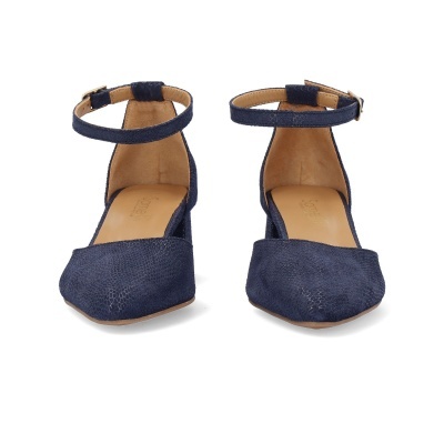 Par de sandálias azuis com tira no tornozelo sobre fundo branco