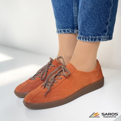 Ténis baixos laranja em camurça com atacadores castanhos e sola castanha