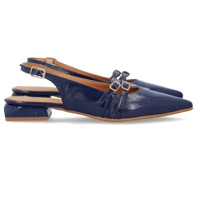 Sapatos femininos de salto baixo em verniz azul-escuro com fivelas decorativas e tira slingback.