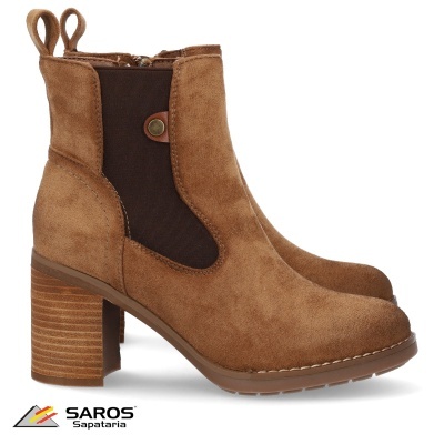 Botas em camurça castanha com salto médio e painel elástico preto