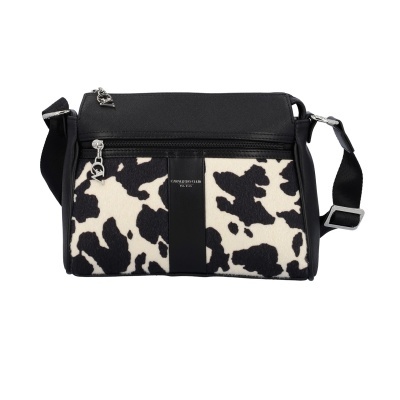 Mala tiracolo preta com padrão de pele de vaca preta e branca e fecho com zíper