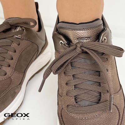 Ténis Geox respira castanhos com sola branca e atacadores