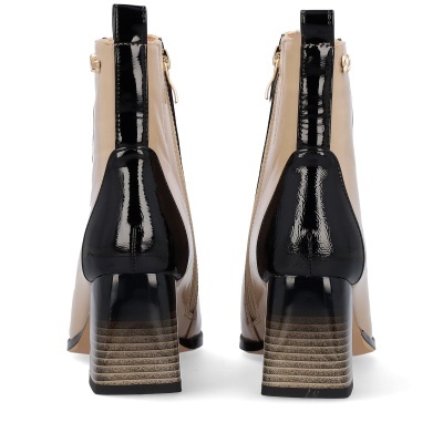 Botins femininos bege e preto com salto grosso e verniz brilhante