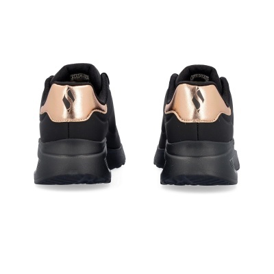 Sapatilhas desportivas pretas com detalhe dourado no calcanhar