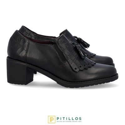 Sapatos pretos de senhora em pele com salto médio e padrão crocodilo