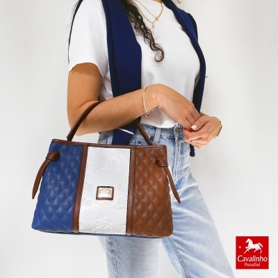 Mala Cavalinho em azul, branco e castanho com padrão matelassé e logótipo