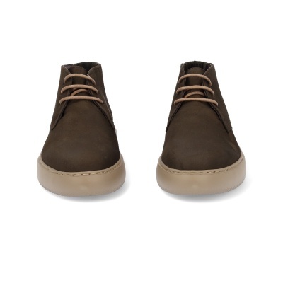 Par de sapatilhas castanhas escuras com sola bege