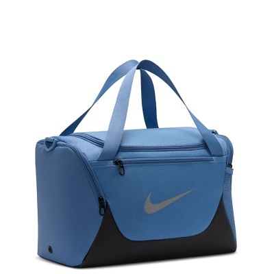 Saco de desporto azul e preto com alças e logótipo Nike prateado.