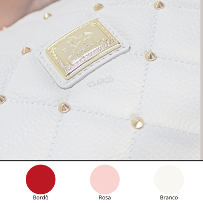 Detalhe de bolsa branca de couro matelassê com tachas e placa Cavalinho dourada