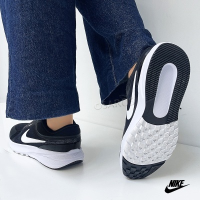 Ténis desportivos Nike preto com detalhes brancos e sola antiderrapante