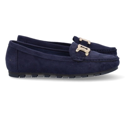 Sapatos mocassins azuis escuros de camurça com detalhe dourado
