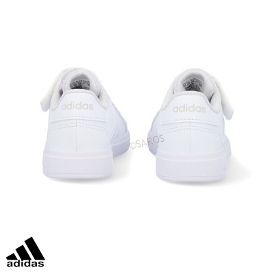 Ténis Adidas brancos vistos da traseira com logo cinzento claro