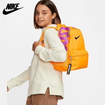 Mochila Nike amarela com detalhes lilás e preto usada por criança