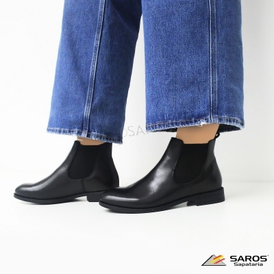 Botas Chelsea pretas com calças de ganga azuis