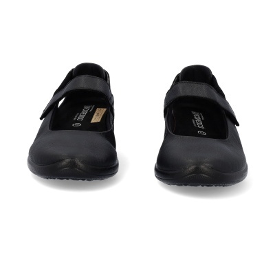 Par de sapatos pretos femininos com fecho de velcro sobre fundo branco