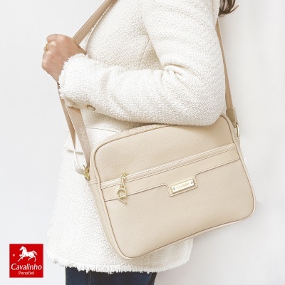 Mala bege Cavalinho com alça ajustável e fecho dourado